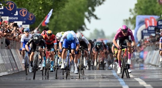 Merlīrs uzvar 'Giro d'Italia’ velobrauciena trešajā posmā