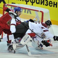 Video: Latvijas hokejisti 'mazākumā' neiztur čehu ofensīvu