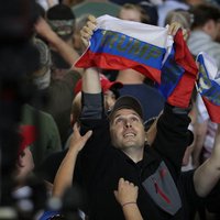 На выступлении Трампа в воздух подбросили российские флаги