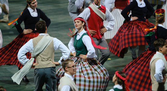 ФОТО: На стадионе "Даугава" прошла генеральная репетиция главного танцевального представления Праздника песни