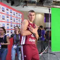 Foto: Latvijas basketbolisti labā noskaņojumā iemēģina 'Fenerbahce Arena'