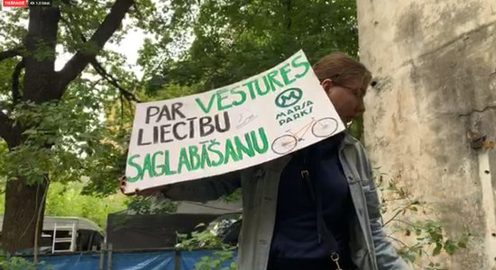 Video: Uzreiz pēc domes vēlēšanām pie bijušā velotreka 'Marss' ieradušies koku zāģētāji un protestētāji (plkst. 12:29)