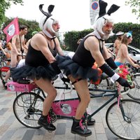 Krāšņi kadri: Londonu šturmē pliki riteņbraucēji