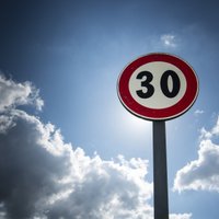 30 km/h ātruma ierobežojums pilsētās Latvijā nākotnē tiks piemērots plašāk