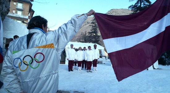 Foto: Latvijas sportisti pirmajās pēc valsts neatkarības atgūšanas olimpiskajās spēlēs Albervilā