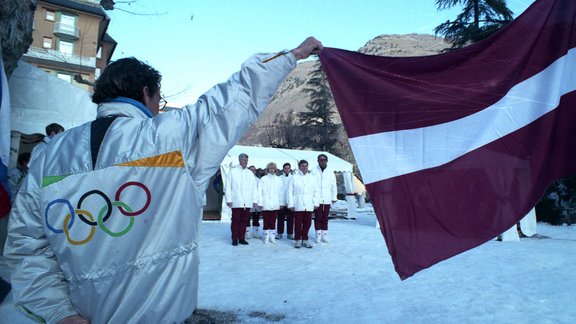 Albervilas olimpiskajā ciematā paceļ Latvijas karogu