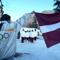 Foto: Latvijas sportisti pirmajās pēc valsts neatkarības atgūšanas olimpiskajās spēlēs Albervilā