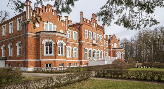 ФОТО. Очаровательный Межмуйжский замок, окруженный живописным парком