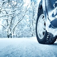 Ilgstošas snigšanas dēļ lielākajā Latvijas daļā sarežģīti braukšanas apstākļi