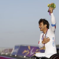 11 gadus pēc šausminošās avārijas Dzanardi kļūst par paralimpisko spēļu čempionu