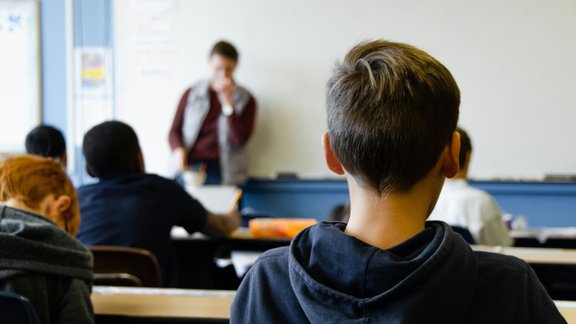 Finansēšanas modeli "Programma skolā" ieviešanu pilnā apmērā atliks par diviem gadiem