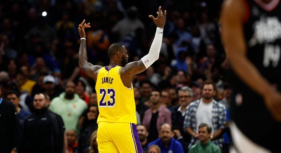 Video: Lebrons Džeimss atmodina 'Lakers' no totālas bezcerības un aizved līdz neraksturīgai uzvarai