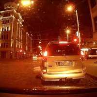 Video: Neparasts 'pasažieris' - autovadītājs neplānoti vadā līdzi kartona kasti