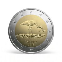Латвийцы выстроились в очередь за монетой евро с аистом