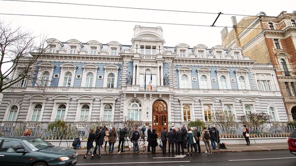 Paužot atbalstu Francijai, pie vēstniecības Rīgā tiek likti ziedi - 41