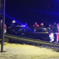 ФОТО: На шоссе Рига-Даугавпилс автомобиль врезался в фонарный столб