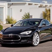 Электро-седан Tesla S проедет 482 км на одной зарядке