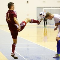 Foto: Latvijas telpu futbolisti ar uzvaru sāk nozīmīgu turnīru Jelgavā