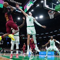 Porziņģis ar 'double double' palīdz 'Celtics' turpināt uzvaru sēriju Bostonā