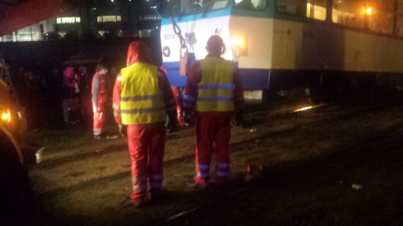 Rīgā tramvajs nāvējoši sabrauc vīrieti - 2