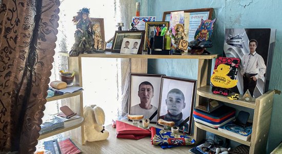 'Abus pazaudēju'. Kā vienā dienā apglabāt vīru un dēlu, kas krituši frontē Ukrainā