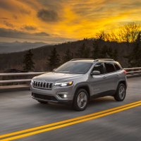 Modernizētais 'Jeep Cherokee' jau ar miermīlīgākiem vaibstiem