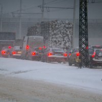 Снег на улицах и мостах Риги убирают 44 единицы техники