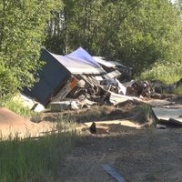 ФОТО: Водитель из-за аварии совершил самоубийство в кабине грузовика (дополнено)