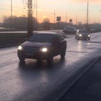 Video: Ik rītu Pārdaugavā vairāki autobraucēji apdraud sevi un citus