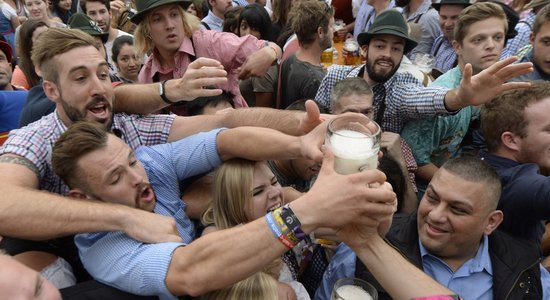 Foto: Dzīrošana un pār kausu malām plūstošs miestiņš – Vācijā sākas 'Oktoberfest'