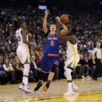 Porziņģim neveiksmīgs sniegums; 'Knicks' bez līderiem viesos piekāpjas 'Warriors'