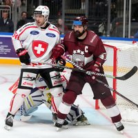 Latvijas hokejisti nenotur divu vārtu pārsvaru un pārbaudes mačā zaudē Šveicei