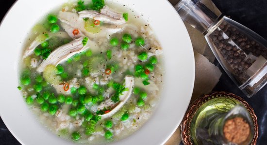 Полезный куриный суп с перловкой, лимоном и чили