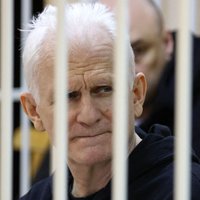 Baltkrievijas tiesa piespriedusi Nobela prēmijas laureātam Beļackim desmit gadu cietumsodu