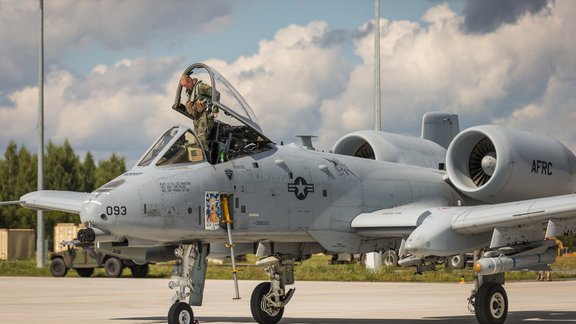 Lielvārdes lidlaukā pirmo reizi nolaižas A-10 lidmašīnas - 18