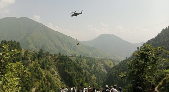 Все восемь человек, застрявших на канатной дороге в Пакистане, спасены. Среди них шестеро детей