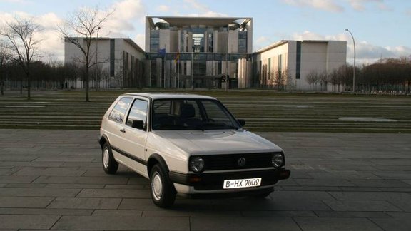 Angelas Merkeles 'VW Golf' pārdots par 10 tūkstošiem eiro