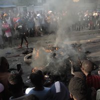 Pūlis Haiti piekāvis un līdz nāvei sadedzinājis iespējamus bandas locekļus