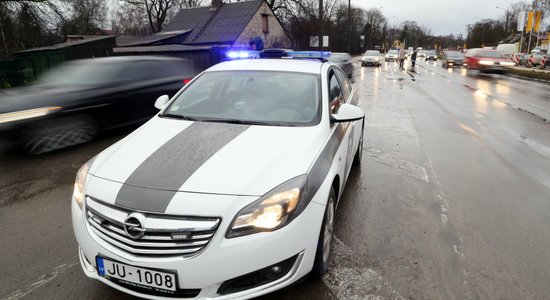 Par kukuļa ņemšanu no satiksmes noteikumu pārkāpējiem aizturēti divi policisti