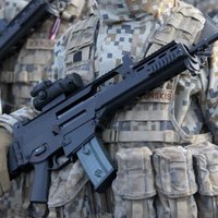 Исследование: каждый третий готов защищать Латвию с оружием в руках, 55% обещают помогать армии