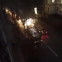 Video: 'Dzirksteļojošs' trolejbuss rada sastrēgumu Sadovņikova ielā