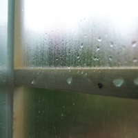 Kāpēc loga rāmis kļūst slapjš, stikls aizsvīst un gar malām pil ūdens? Problēmsituācijas un to cēloņi