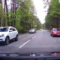 Video: 'Audi' citus apdzen pa pretējās joslas ārējo malu