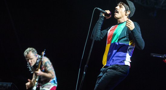 Faktu pārbaude: 'Red Hot Chili Peppers' dziesma 'Californication' neparedz mūsdienas