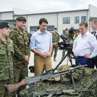 Foto: Māris Kučinskis un Džastins Trudo apmeklē Ādažu bāzi