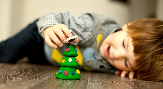 Bērnu slimnīcas ārstu padomi, kā izvēlēties drošas Ziemassvētku dāvanas