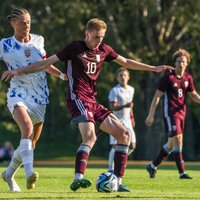 Latvijas U-21 futbolisti izbraukumā atņem punktus favorītiem