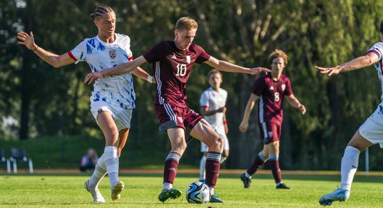 Latvijas U-21 futbolisti izbraukumā atņem punktus favorītiem