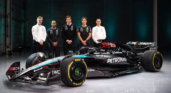 Foto: Hamiltona pēdējā 'Mercedes' formula pirms pāriešanas uz 'Ferrari'