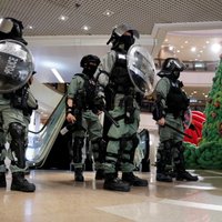 Video: Honkongā policija iepirkšanās centros uzbrūk protestētājiem un garāmgājējiem